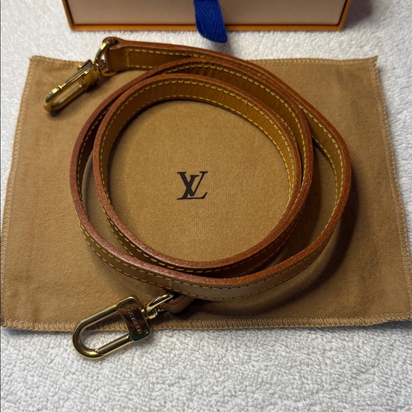Louis Vuitton Beige Leather Crossbody Strap 
Gold Clasp with box and dust bag - Picture 2 of 14